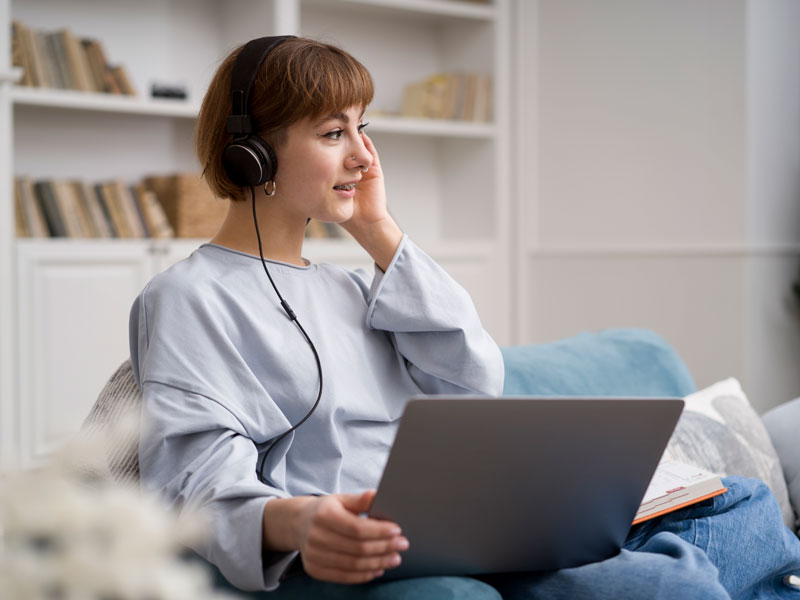 Mujer joven en consulta de nefrología online conversando con su especialista sobre salud renal y tratamiento de riñones mediante TelemedicinaFull.